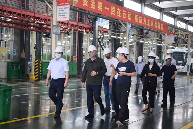 南寧市委常委、常務副市長、市委秘書長劉勝友一行到廣西申龍汽車制造有限公司考察調研指導工作